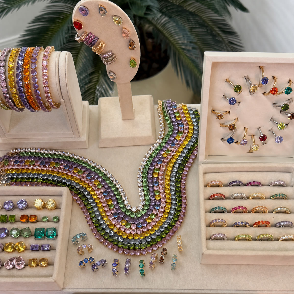 Expositor real da Rillary Florence com colares, brincos e pulseiras